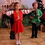 "Ой, ты, Пронюшка Параня! Дати исполняют парный танец с платками